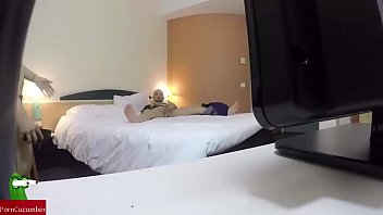camara oculta en un motel graba a una.