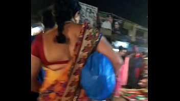 chudakkad gujarati desai aunty in uber-sexy backless half-top.
