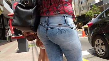 jovencita en jeans con donk remarcado