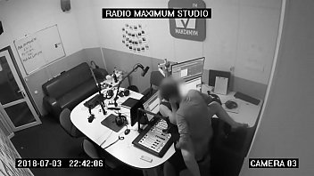 Pareja teniendo sexo en cabina de radio